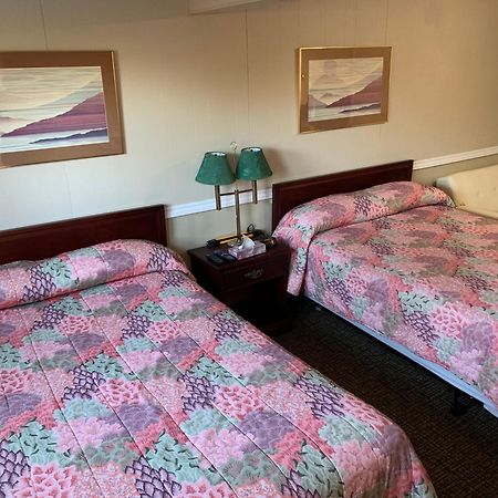 Twin Oaks Motel Orono Bagian luar foto