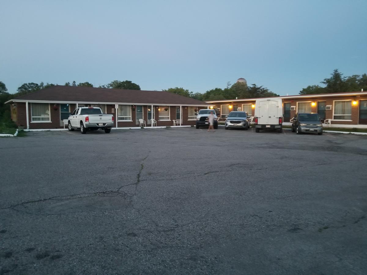Twin Oaks Motel Orono Bagian luar foto