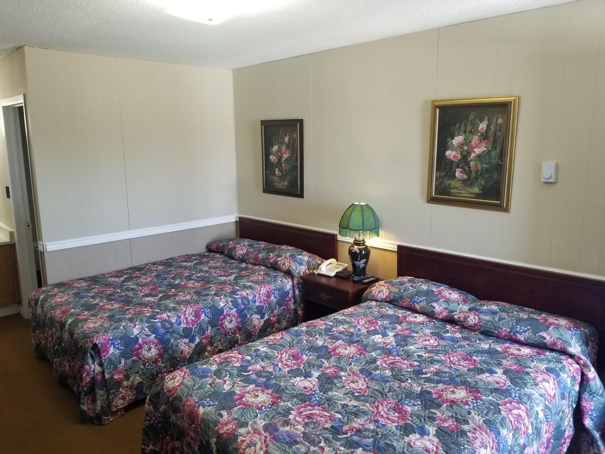 Twin Oaks Motel Orono Bagian luar foto