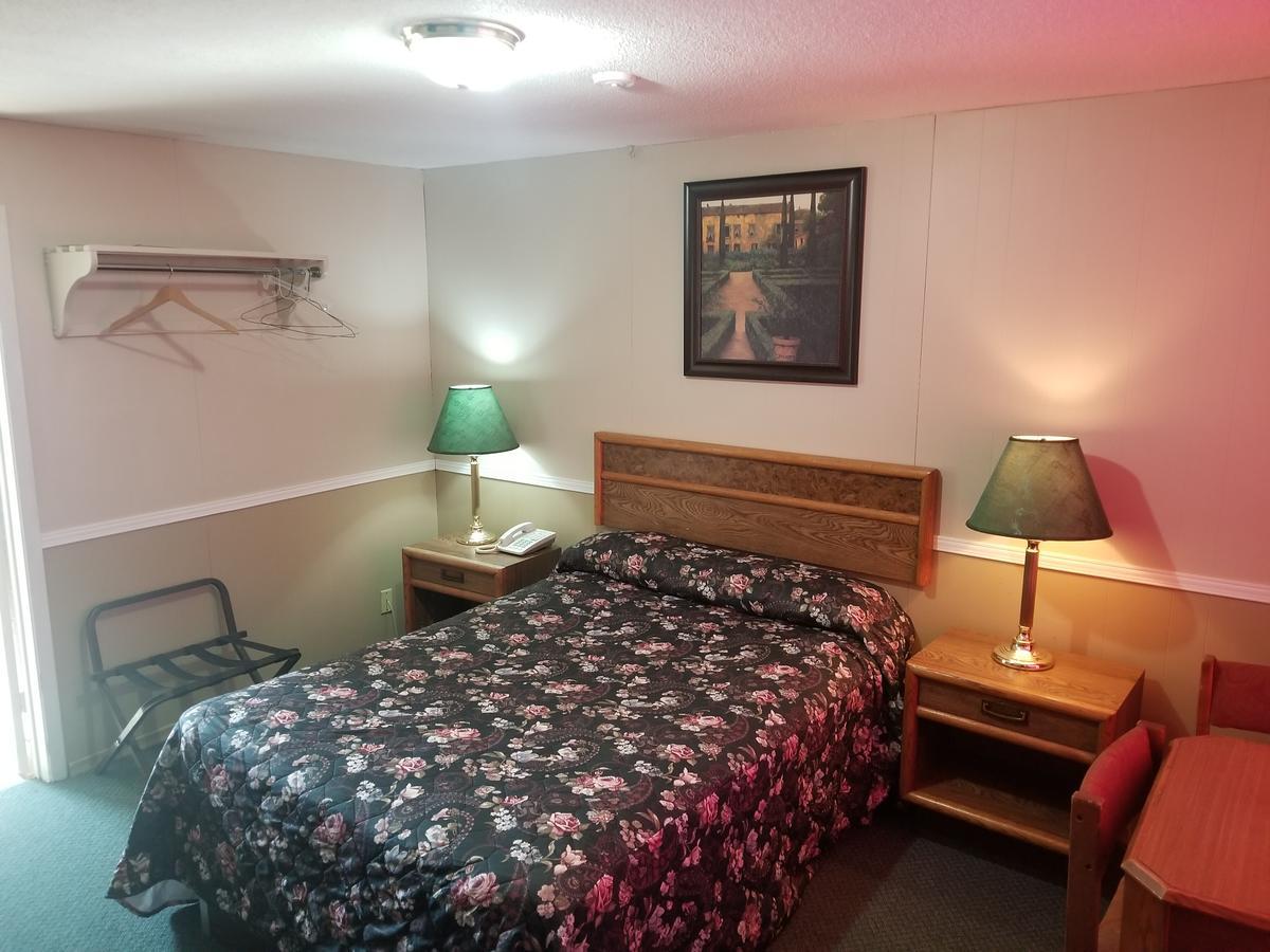 Twin Oaks Motel Orono Bagian luar foto